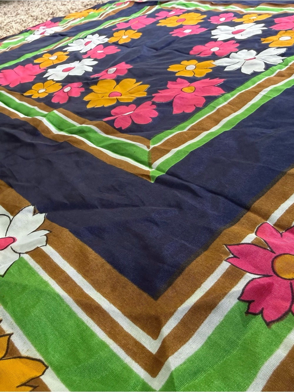 Vintage 70s -Mod Silk Scarf “Flower Power” Daisy Print -Hand Rolled - Picture 4 of 8